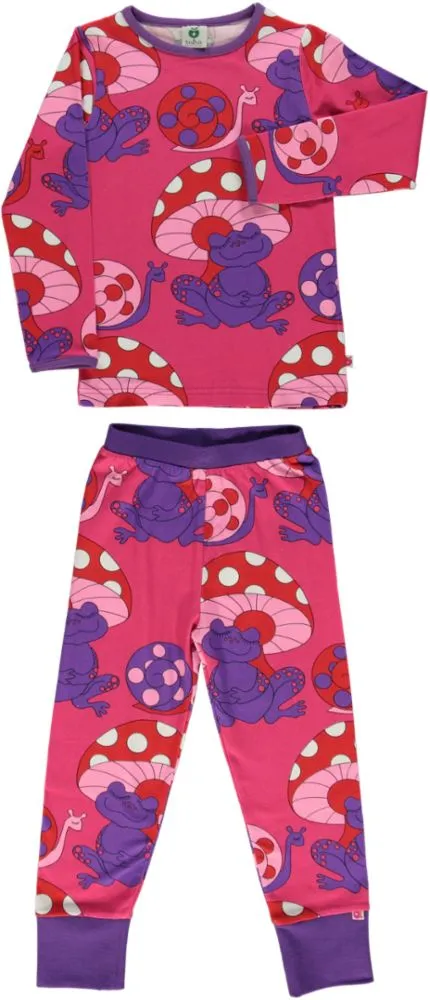 Nightwear with frogs & snails